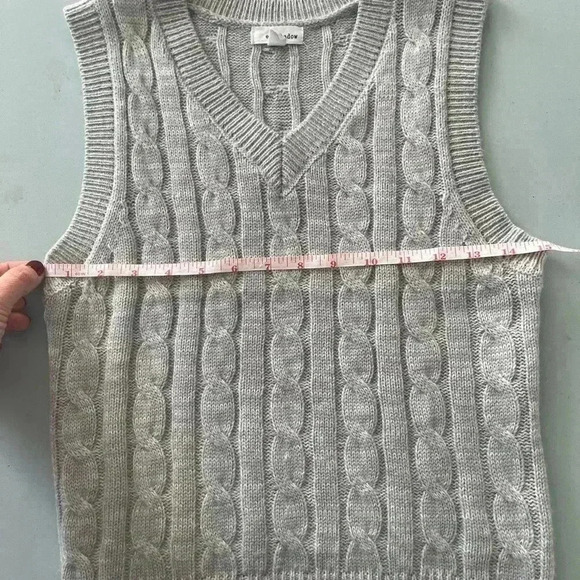 EYESHADOW|Grey v-neck cable knit pullover sweater vest|S tennis prep collegiate - Picture 5 of 6